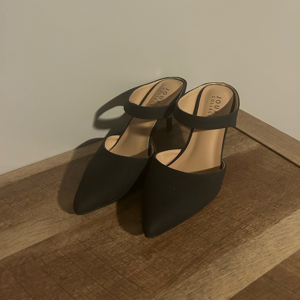 Journee Collection Maevali Pump